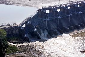 Dam damaged by quake